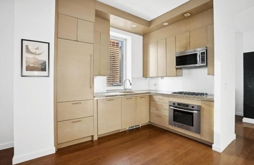 Central New York City Appartement | FURNISHED Oversized 1 Bedroom with Home Office Short-Term Available
