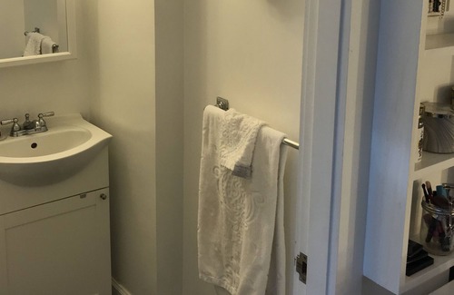 Wellesley Appartement | Furnished Studio + Private Patio + parking in Wellesley Square