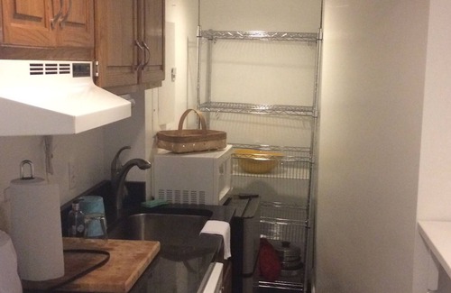 Wellesley Appartement | Furnished Studio + Private Patio + parking in Wellesley Square