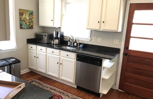 Norcross Maison | Location mensuelle clé en main meublée 2BR / 1BA dans le centre-ville historique de Norcross