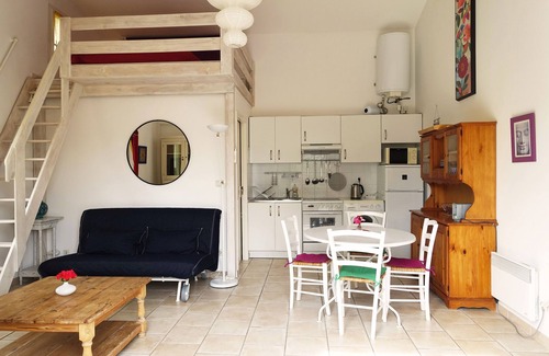 Uzes Appartement | Coup de ♥ ! Uzès à pied. TBeau studio spacieux 32m2 + mezzanine + jardin+parking