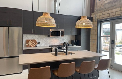 Arena District Appartement | Fyrebird Place: 5-Bedroom Industrial Loft with Private Pavilion & Yard