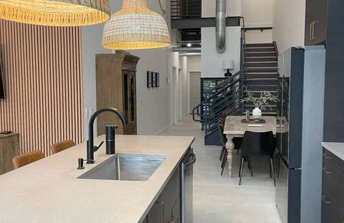Arena District Appartement | Fyrebird Place: 5-Bedroom Industrial Loft with Private Pavilion & Yard
