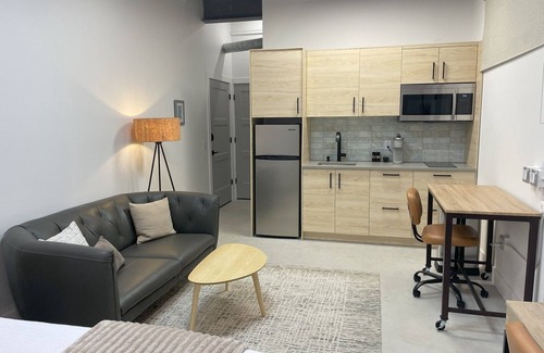 Arena District Appartement | Fyrebird Place: 5-Bedroom Industrial Loft with Private Pavilion & Yard