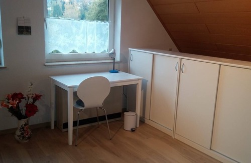 Lutzelbach Appartement | Gästehaus Lützelbach - Dachwohnung mit Esszimmer, Küche und Balkon