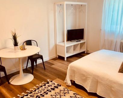 Homburg Appartement | Gästehaus zur Uni Klinik Exklusives Apartment mit Küche und Badezimmer