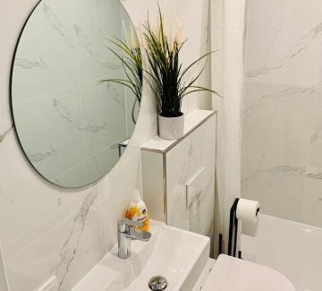 Homburg Appartement | Gästehaus zur Uni Klinik Exklusives Apartment mit Küche und Badezimmer