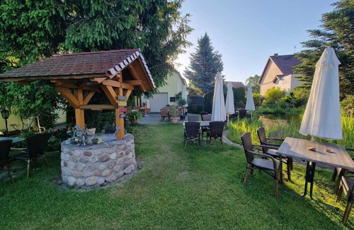 Trebbin Appartement | Gästezimmer mit Bezauberndem Garten und Koi-teich
