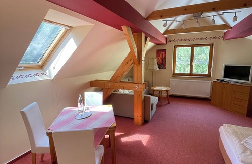 Trebbin Appartement | Gästezimmer mit Bezauberndem Garten und Koi-teich