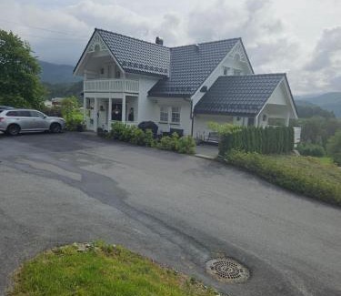 Orskog Appartement | Gårdsidyll i flotte omgivelser