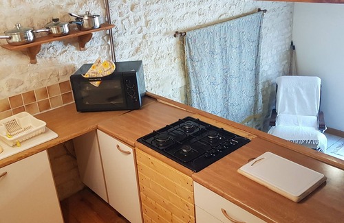 Saint-Pierre-de-Juillers Cottage | Gîte au bord de la piscine, idéal pour les familles avec ados