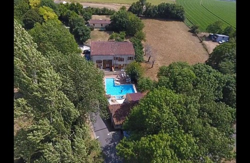 Saint-Pierre-de-Juillers Cottage | Gîte au bord de la piscine, idéal pour les familles avec ados