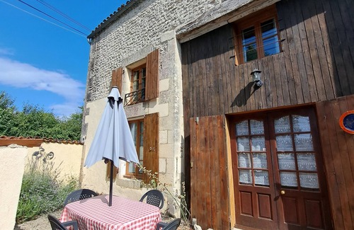 Saint-Pierre-de-Juillers Cottage | Gîte au bord de la piscine, idéal pour les familles avec ados