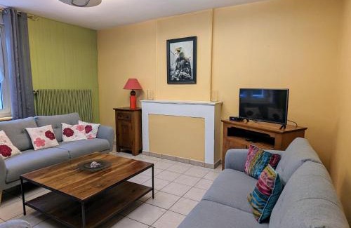 Mecrin Maison | Gîte accueillant 10 pers avec terrasse, proche nature, idéal pour famille et PMR à Mécrin - FR-1-585-12