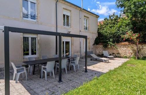 Mecrin Maison | Gîte accueillant 10 pers avec terrasse, proche nature, idéal pour famille et PMR à Mécrin - FR-1-585-12