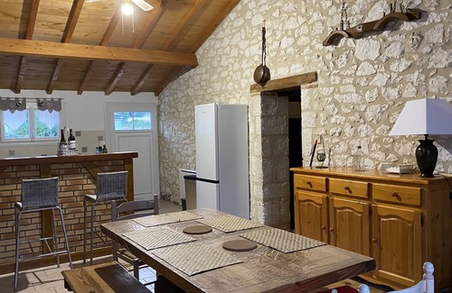 Villeneuve-de-Duras Cottage | Charmante maison en pierre et bois avec une grande piscine privée.