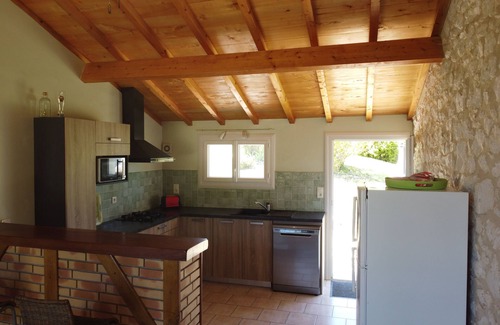 Villeneuve-de-Duras Cottage | Charmante maison en pierre et bois avec une grande piscine privée.