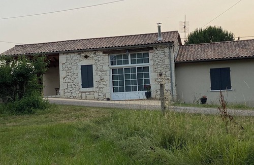 Villeneuve-de-Duras Cottage | Charmante maison en pierre et bois avec une grande piscine privée.