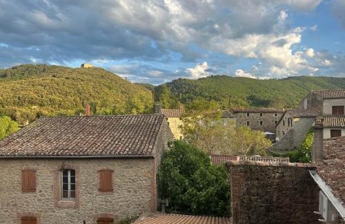 Meyrannes Maison | Gîte cévenol de caractère tout équipé, piscine, aire de jeu et jardin