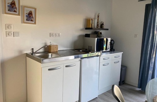 Le Mesnil-en-Vallee Maison | Gîte chaleureux avec jacuzzi