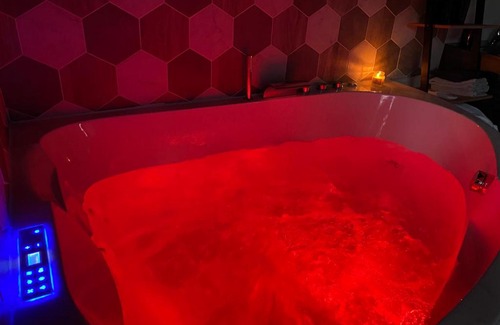 Le Mesnil-en-Vallee Maison | Gîte chaleureux avec jacuzzi