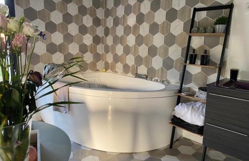Le Mesnil-en-Vallee Maison | Gîte chaleureux avec jacuzzi