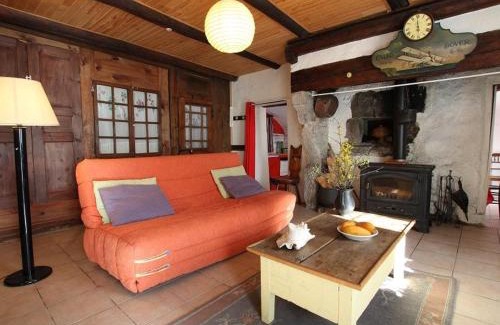 Jullianges Maison | Gîte chaleureux entre festivals, nature et confort avec wifi à Jullianges - FR-1-582-237