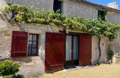 Vaudelnay Maison | Gîte charmant en tuffeau près de Saumur avec terrasse, poêle à bois et grandes commodités - FR-1-622-64