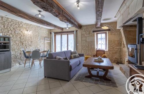 Vaudelnay Maison | Gîte charmant en tuffeau près de Saumur avec terrasse, poêle à bois et grandes commodités - FR-1-622-64