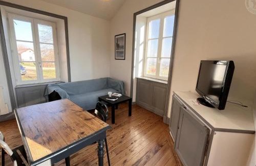 Saint-Andre-dʼApchon Maison | Gîte charmant avec piscine, jardin, et produits fermiers à Saint-André-d'Apchon - FR-1-496-142