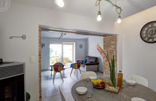 Balbigny Maison | Gîte confort à Balbigny : 2 chambres, terrasse, jeux, équipements modernes, charges incluses - FR-1-496-282