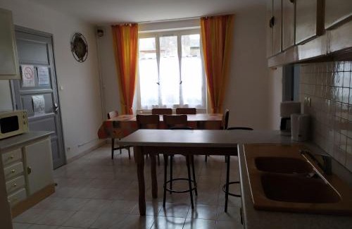 Aouze Maison | Gîte convivial avec 3 chambres, proche du patrimoine historique, cour et équipements inclus - FR-1-589-38