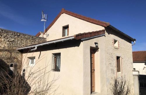 Saint-Bonnet-de-Rochefort Maison | Gîte cosy avec spa, grand jardin, proche de la rivière Sioule - idéal pour famille et relaxation - FR-1-489-342