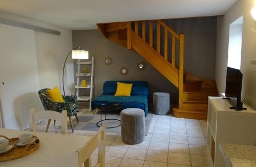 Saint-Bonnet-de-Rochefort Maison | Gîte cosy avec spa, grand jardin, proche de la rivière Sioule - idéal pour famille et relaxation - FR-1-489-342