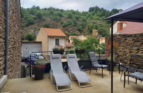 Auzon Maison | Gîte cosy avec jeux et terrasse à Auzon - FR-1-582-338