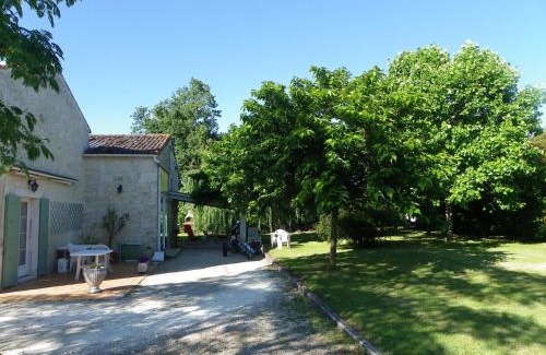 Gemozac Maison | Gîte cosy, sur jardin, terrasse privée, parking au calme en rdc