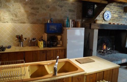 Saint-Exupery-les-Roches Lit Et Petit-Déjeuner | Gîte de 15 places en chambre de 2, 4, 5 personnes