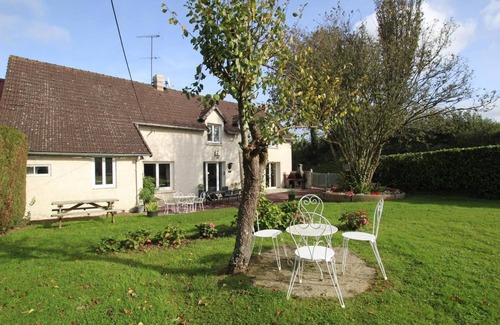 Saint-Sauveur-Lendelin Maison | Gîte de 8 personnes dans un style Normand Situé à Ancteville, proche de la mer