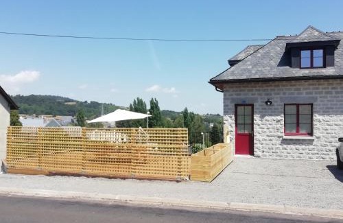 Besse-en-Chandesse Maison | Gîte de Granit Noir