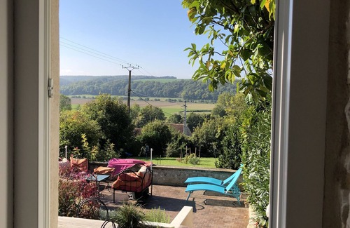 Tronchoy Maison | Au cœur d’une nature verte, d’une rivière, du canal et des vignes.