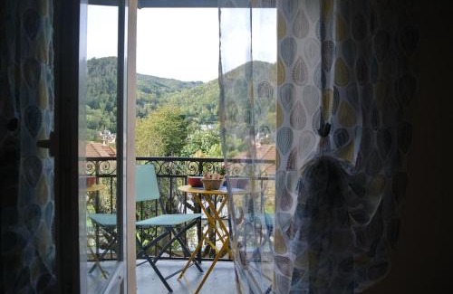 Vic-sur-Cere Maison | Gîte des Hirondelles