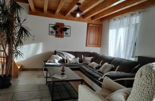 Chalmazel-Jeansagniere Maison | Gîte en pierre rénové avec jardin et WiFi à Chalmazel-Jeansagnière - FR-1-496-253