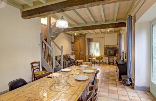 Salt-en-Donzy Maison | Gîte en pierres avec jardin, cheminée et accès direct aux sentiers de randonnée - FR-1-496-10