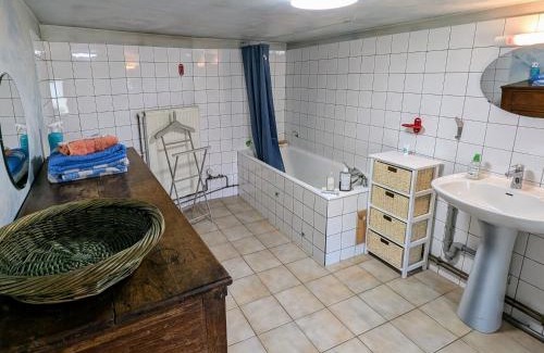 Coulevon Maison | Gîte entre ville et campagne, Wi-Fi gratuit, sur circuit des peintres - FR-1-583-502