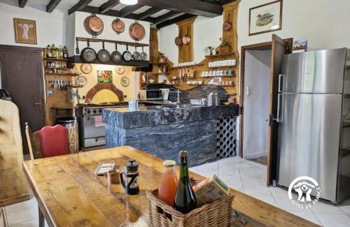 Gennes-sur-Glaize Maison | Gîte familial avec piscine couverte, animaux et grand jardin, tout inclus, jusqu'à 11 pers - FR-1-600-234
