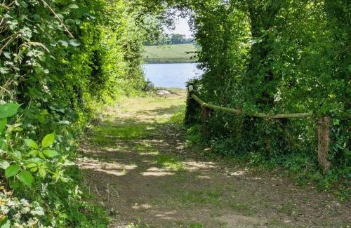 Montjean Maison | Gîte familial avec piscine, pêche, et activités à proximité, accueille 5 pers, animaux admis - FR-1-600-39
