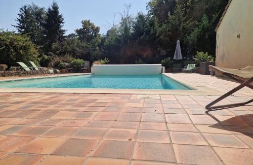 Ambrus Maison | Gîte familial calme avec piscine, vue sur les chevaux