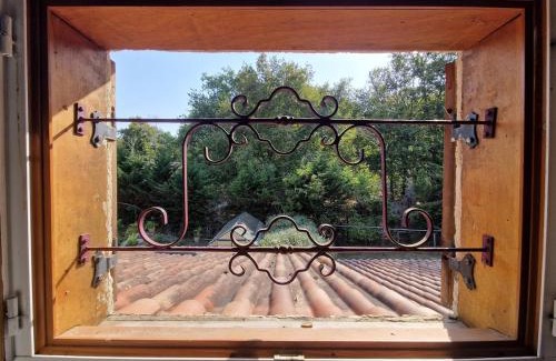 Ambrus Maison | Gîte familial calme avec piscine, vue sur les chevaux