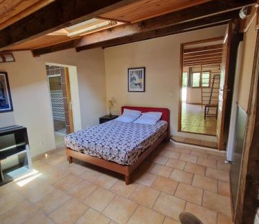 Ambrus Maison | Gîte familial calme avec piscine, vue sur les chevaux