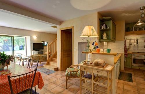 Marols Maison | Gîte familial en pierre avec jardin, près des chemins de randonnée et forêts, idéal détente et nature - FR-1-496-1